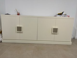 Aparador moderno en blanco hueso