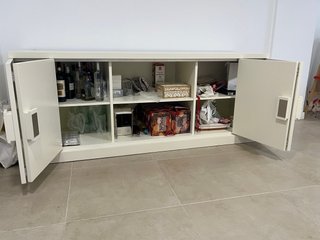 Aparador moderno en blanco hueso