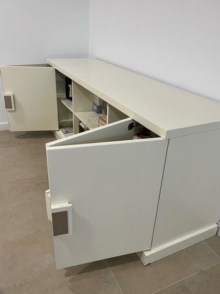 Aparador moderno en blanco hueso