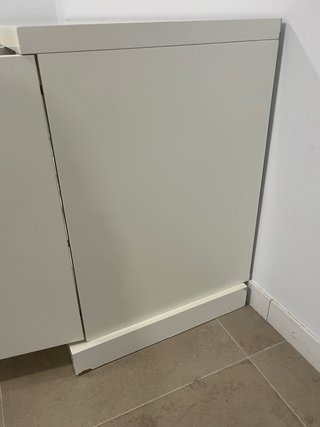Aparador moderno en blanco hueso