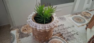 Florero artesanal con cuerda y adornos
