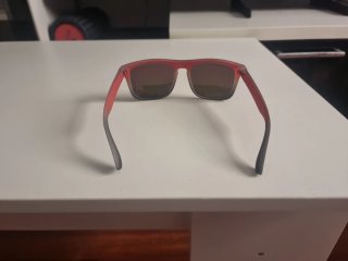 Gafas de sol negras y rojas