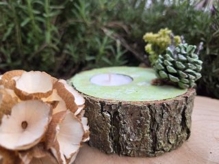 Portavelas rústico de madera con piñas