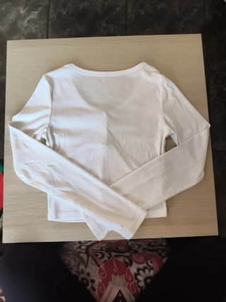 Camiseta blanca manga larga con botones