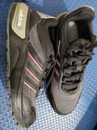 Zapatillas Adidas Negra, gris y Rosa.
