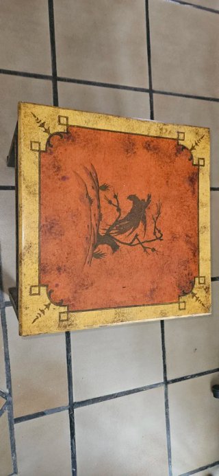 Mesa auxiliar estilo oriental negra, rojo y dorada