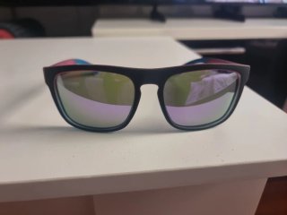 Gafas de sol negras y rosas