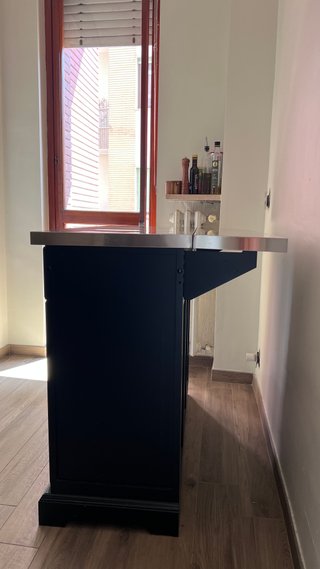 Isola da cucina nera con ruote