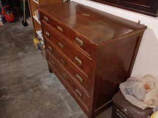 Cassettiera legno stile 1900 con dettagli oro