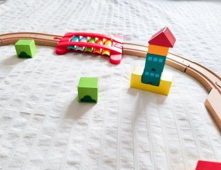 Tren de madera con vagones y bloques Montessori