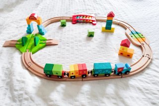 Tren de madera con vagones y bloques Montessori