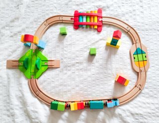 Tren de madera con vagones y bloques Montessori