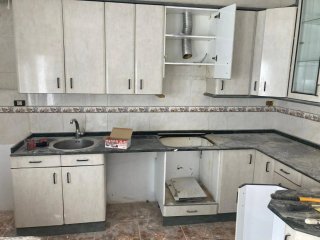 Cocina modular beige y blanca