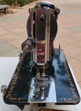 Máquina de coser Alfa antigua