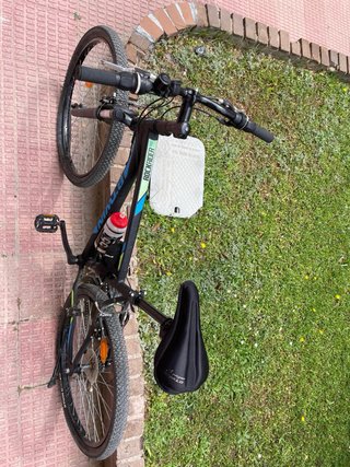 Bicicleta MTB Btwin Negra y Azul