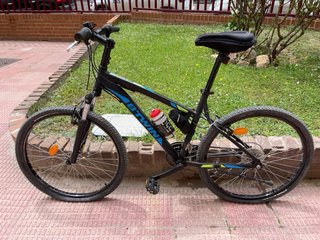 Bicicleta MTB Btwin Negra y Azul