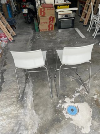 Sgabelli alti da cucina in metallo e plastica