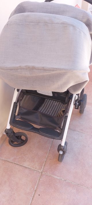Carro de bebé gris