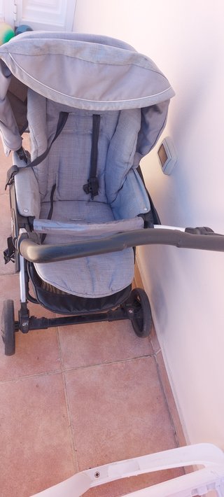 Carro de bebé gris