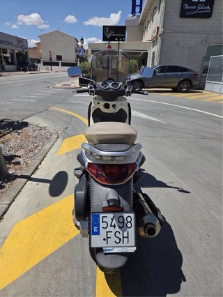 Piaggio Beverly 400 Maxi Scooter