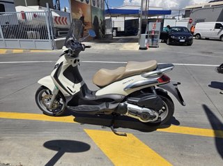 Piaggio Beverly 400 Maxi Scooter