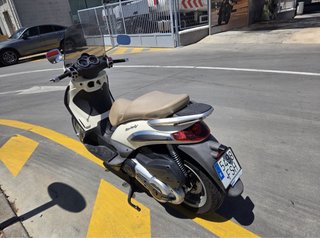 Piaggio Beverly 400 Maxi Scooter