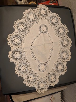 Tapete ovalado de encaje hecho a mano