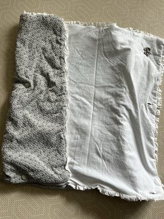 Saco para bebé gris con lunares