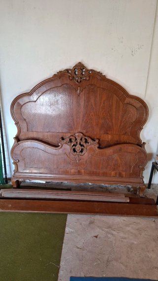 Cama antigua de madera de nogal