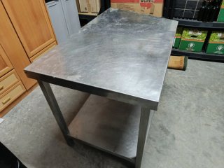 Mesa de acero inoxidable con estante