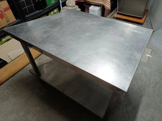Mesa de acero inoxidable con estante