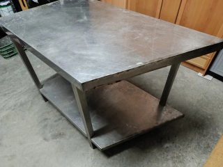 Mesa de acero inoxidable con estante