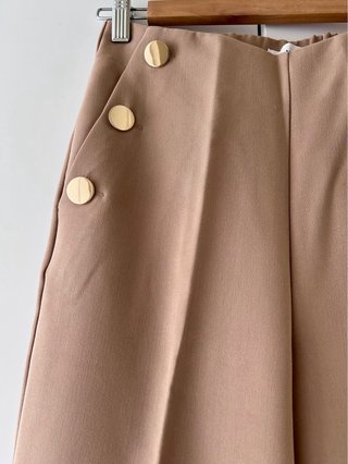 Pantalón culotte beige con botones dorados