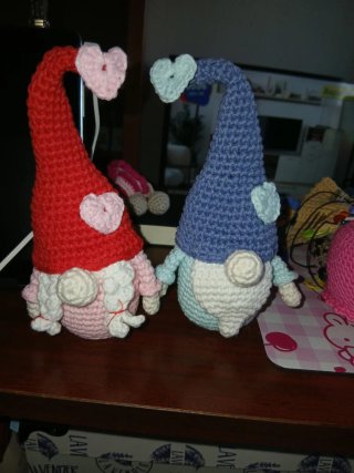 Gnomos de ganchillo con corazones