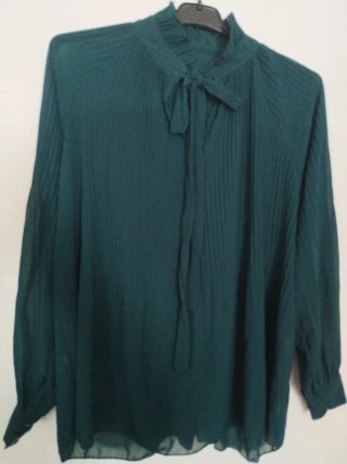 Blusa verde con lazada y cuello alto