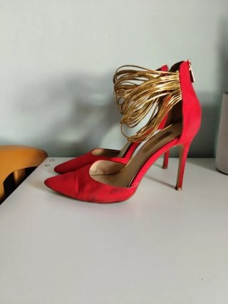 Primadonna Décolleté Rosse con Dettagli Oro