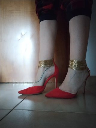Primadonna Décolleté Rosse con Dettagli Oro