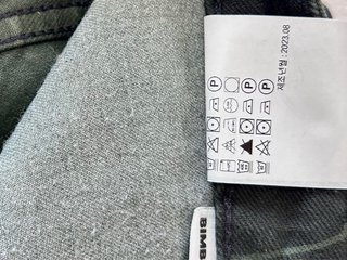 Pantalón estampado verde y negro