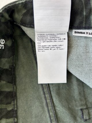 Pantalón estampado verde y negro