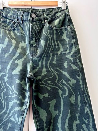 Pantalón estampado verde y negro