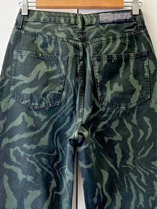 Pantalón estampado verde y negro