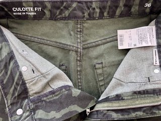 Pantalón estampado verde y negro