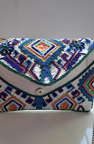 Cartera de mano bordada