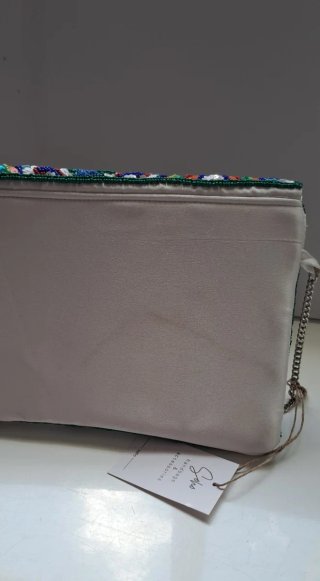 Cartera de mano bordada