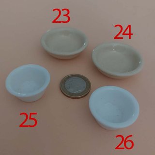 Miniature in ceramica per presepe e case delle bambole da leggere