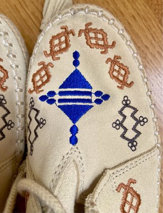 Botines Beige con Bordado Azul