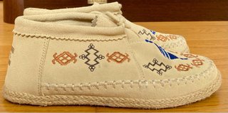 Botines Beige con Bordado Azul