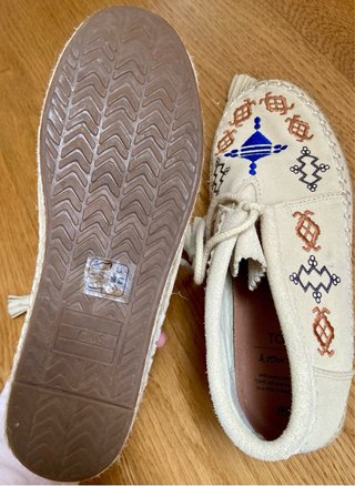 Botines Beige con Bordado Azul