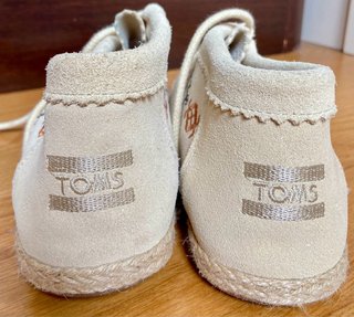Botines Beige con Bordado Azul