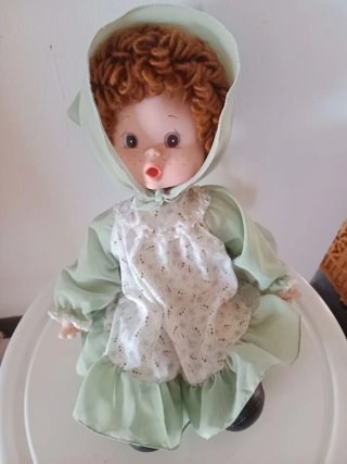 Bambola vintage con capelli rossi